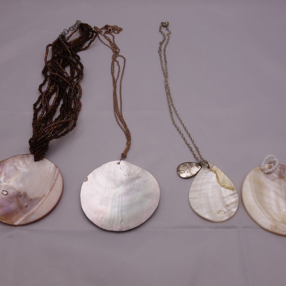 3 Shell Necklaces + 1 Pendant - Picture 7 of 7